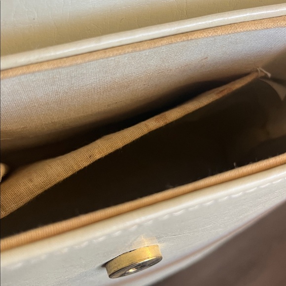 Vintage Cream Handbag with Tortoise Handle - Picture 9 of 10